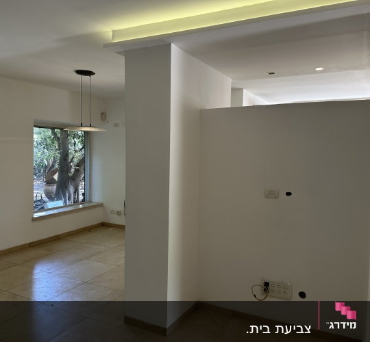 קיר לבן עם חורים וציוד חשמלי חשוף